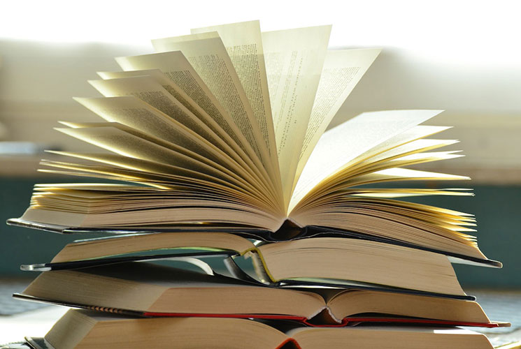 Libro con páginas abiertas.